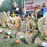 Wieńce dożynkowe przed sceną w Książu Wielkim