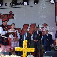 Starostowie dożynek w Książu Wielkim z bochnem chleba