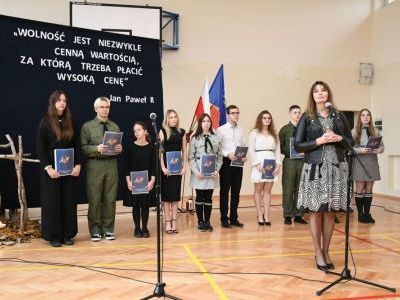 Ewelina Konewecka-Smok wita uczestników i gości konkursu w ZS Nr 2 w Miechowie