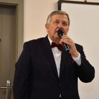 Wojciech Habela artystycznie na otwarciu biblioteki w Dziaduszycach