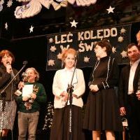 Leć kolędo w świat 2023 - puchar wręcza Sekretarz Gminy Gołcza Maryla Stasiek-Mentel