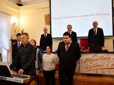 Bożonarodzeniowy występ młodzieży z SOSW Zagorzyce na sesji budżetowej Rady Powiatu Miechowskiego