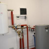 Nowoczesna instalacja ogrzewa i wspomaga w prąd nową siedzibę Wydziału Komunikacji w Miechowie