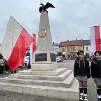 Pomnik z Orłem na Rynku w Miechowie