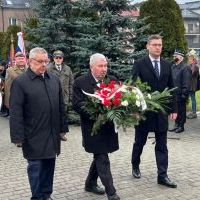 Włodarze Powiatu i Miasta Miechów składają hołd pod Pomnikiem z Orłem