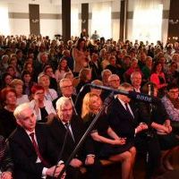 Wiosna w operetce na ziemi miechowskiej 2024 - tłum widzów w Dosłońcu