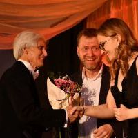 Wiosna w operetce na ziemi miechowskiej 2024 - kwiaty dla artystów ziemi miechowskiej