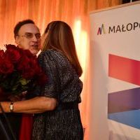 Wiosna w operetce na ziemi miechowskiej 2024 - kwiaty dla Marii Sztuk od Marka Wiatra