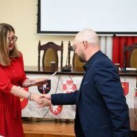 Ignacy Grabowski odbiera zaświadczenie o wyborze do Rady Powiatu na kadencję 2024-2029