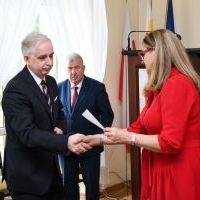 Piotr Grządziel odbiera zaświadczenie o wyborze do Rady Powiatu na kadencję 2024-2029