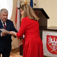 Jacek Kobyłka odbiera zaświadczenie o wyborze do Rady Powiatu na kadencję 2024-2029
