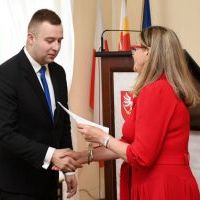 Patryk Natkaniec odbiera zaświadczenie o wyborze do Rady Powiatu na kadencję 2024-2029