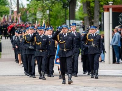 Powiatowy Dzień Strażaka - przemarsz w Parku w Miechowie