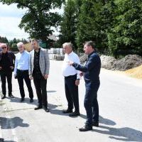 Zarząd Powiatu Miechowskiego na przebudowywanej drodze powiatowej w Kozłowie