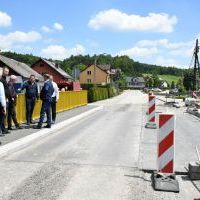 Zarząd Powiatu Miechowskiego na moście w Wysocicach