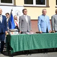 Zakończenie roku szkolnego w LO Miechów - starosta, dyrektor i przewodniczący Rady Rodziców śpiewają hymn