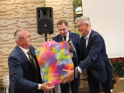 Wicestarosta wraz z Sekretarzem Powiatu wręczają Dyrektorowi DPS 