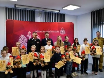 Powiatowy konkurs plastyczny - zdjęcie grupowe laureatów
