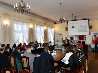 Uczestnicy warsztatów na sali konferencyjnej