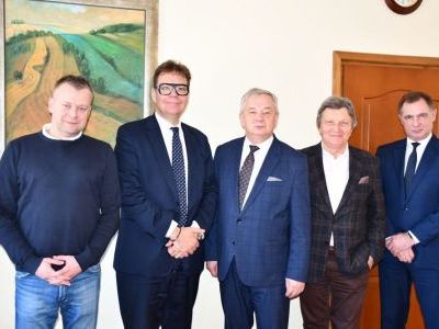 Zdjęcie grupowe Starostów z przedstawicielami firmy Volta i Ambasadorem Jerzym Drożdżem