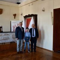 Starosta Miechowski oraz Naczelnik Wydziału Oświaty, kultury i sportu z zawodnikiem, który otrzymał stypendium