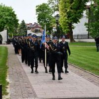 Przemarsz sztandarowy do Bazyliki Grobu Bożego.