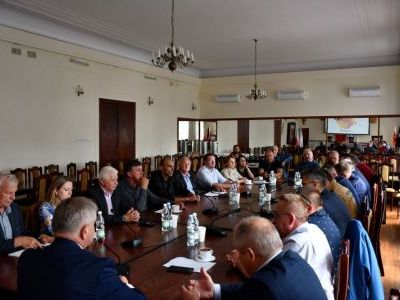 Uczestnicy posiedzenia Powiatowego Zespołu Zarządzania Kryzysowego