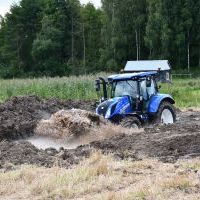 Traktoriada w Słaboszowie - przejazd toru przeszkód