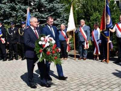 Starosta Miechowski Krzysztof Świerczek i Wicestarosta Miechowski Jerzy Pułka składają kwiaty pod Pomnikiem z Orłem 