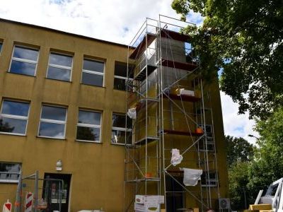 Budynek Zespołu Szkół nr 2 w Miechowie w trakcie rozbudowy i przebudowy pod windę