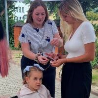 Piknik integracyjny rodzin zastępczych z Powiatu Miechowskiego - plecenie warkoczyków