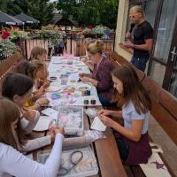 Piknik integracyjny rodzin zastępczych z Powiatu Miechowskiego - warsztaty tworzenie bransoletek