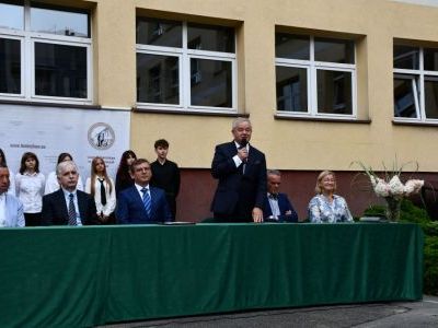 Starosta Miechowski Krzysztof Świerczek przemawia podczas rozpoczęcia roku szkolnego w Liceum Ogólnokształcącym w Miechowie
