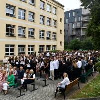 Grono pedagogiczzne i uczniowie Liceum Ogólnokształcącego w Miechowie podczas rozpoczęcia roku szkolnego.