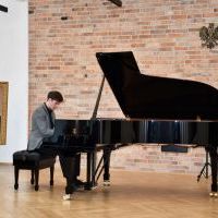 Powiatowy Dzień Nauczyciela - występ pianisty