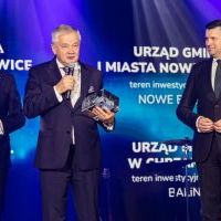 Starosta Miechowski Krzysztof Świerczek odbiera nagrodę