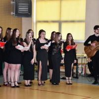 Święto Szkoły w ZS nr 1 w Miechowie - występ artystyczny