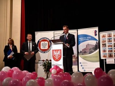 Wicestarosta Miechowski Jerzy Pułka przemawia podczas konferencji