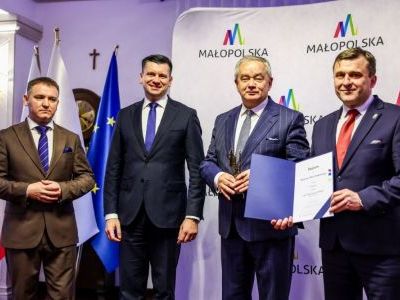 Starosta Miechowski Krzysztof Świerczek odbiera nagrodę