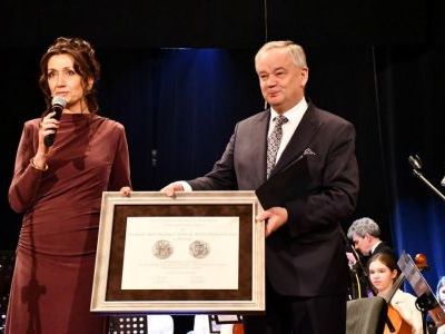 Starosta Miechowski wręcza srebrny medal Polonia Minor