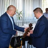 Wójt Jeziernej wręcza buławę wójtowi Adamowi Samborskiemu